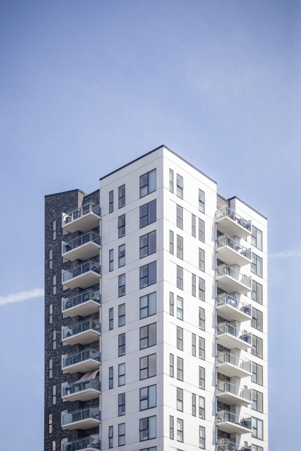 Vertical shot of a white building under the clear sky appartement Belvédère